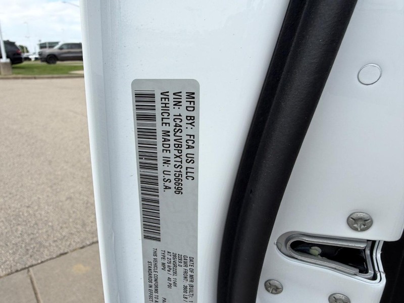 Jeep Grand Wagoneer Vehicle Full-screen Gallery Image 27