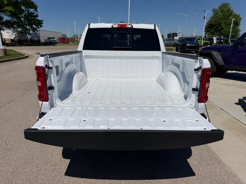 Ram 1500 Vehicle Full-screen Gallery Image 6