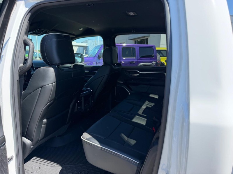 Ram 1500 Vehicle Full-screen Gallery Image 8