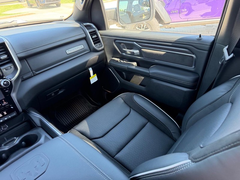 Ram 1500 Vehicle Full-screen Gallery Image 17