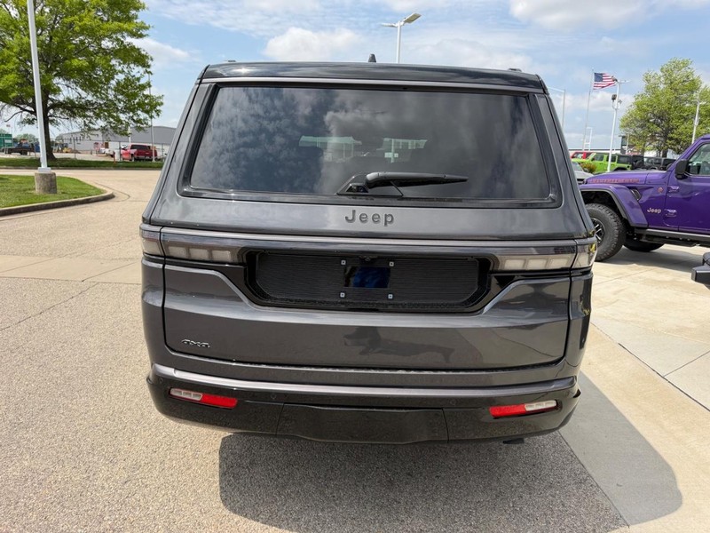 Jeep Grand Wagoneer Vehicle Full-screen Gallery Image 5