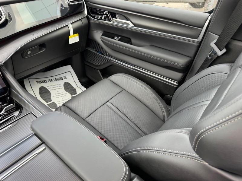 Jeep Grand Wagoneer Vehicle Full-screen Gallery Image 21