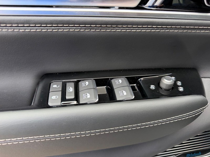 Jeep Grand Wagoneer Vehicle Full-screen Gallery Image 22