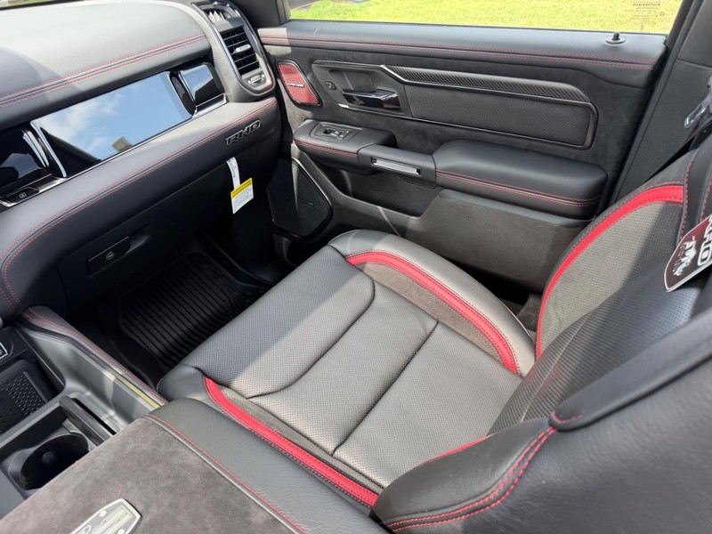 Ram 1500 Vehicle Full-screen Gallery Image 17