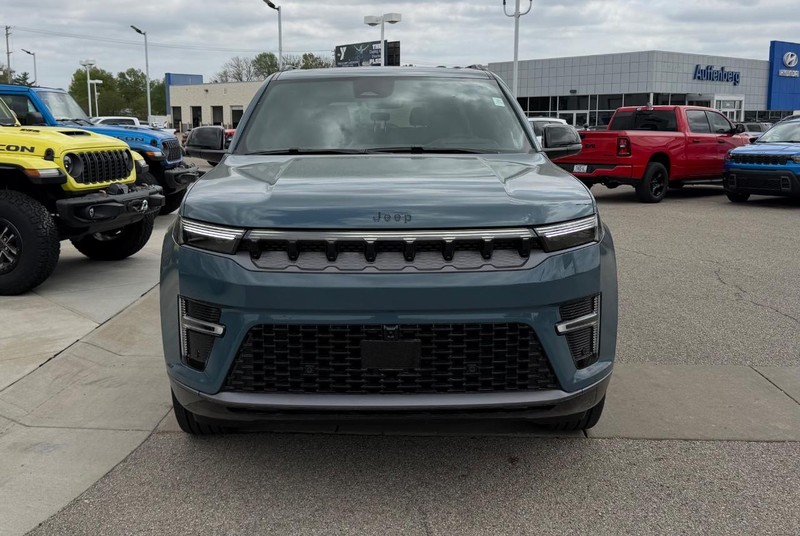 Jeep Grand Wagoneer Vehicle Full-screen Gallery Image 2