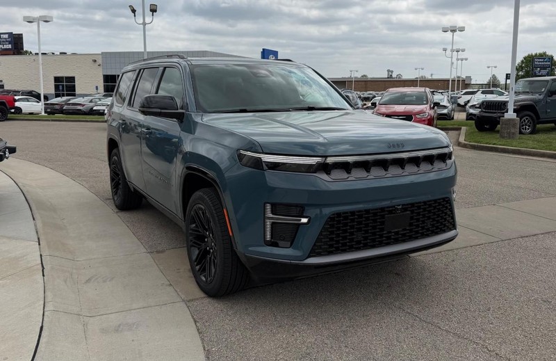 Jeep Grand Wagoneer Vehicle Full-screen Gallery Image 3