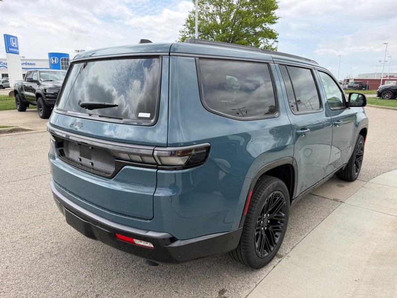 Jeep Grand Wagoneer Vehicle Full-screen Gallery Image 4