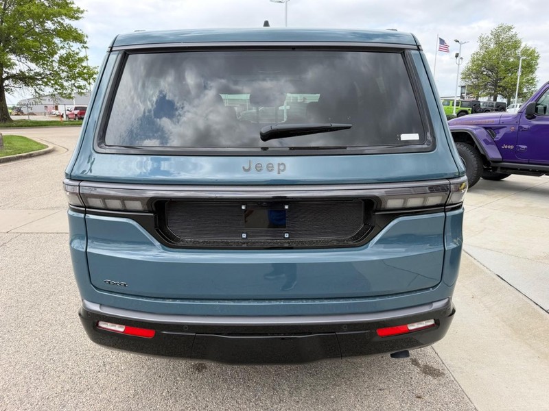 Jeep Grand Wagoneer Vehicle Full-screen Gallery Image 5