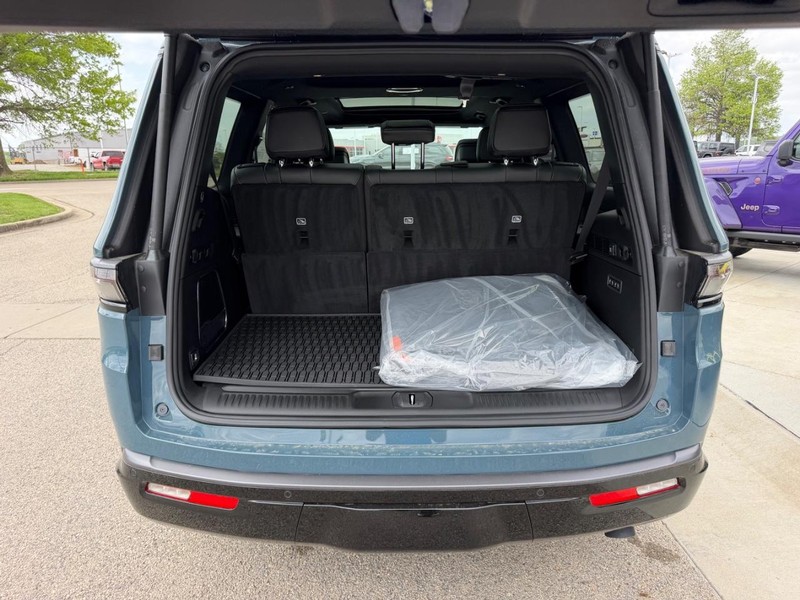 Jeep Grand Wagoneer Vehicle Full-screen Gallery Image 6