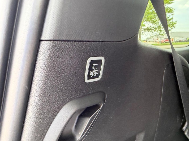 Jeep Grand Wagoneer Vehicle Full-screen Gallery Image 7