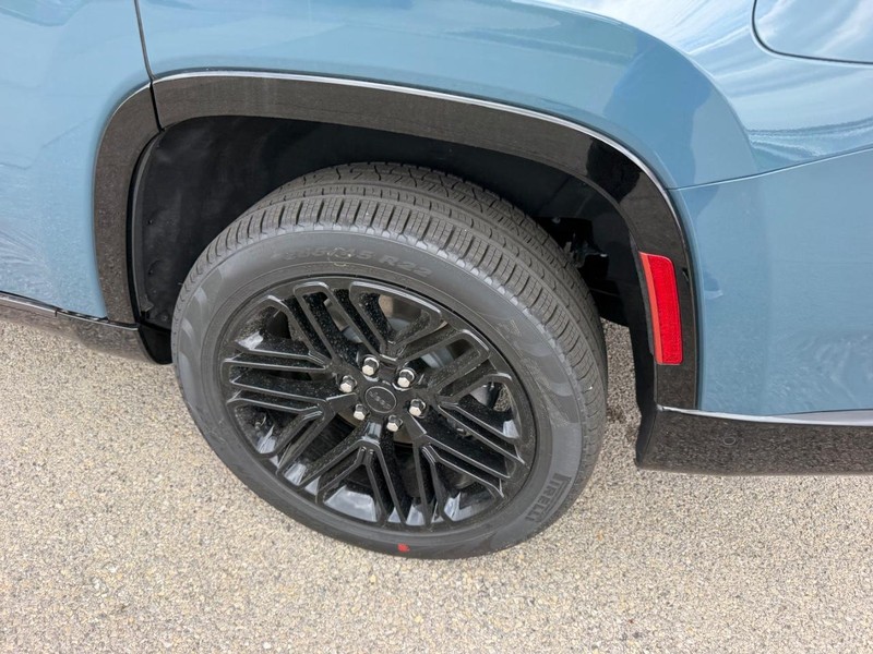 Jeep Grand Wagoneer Vehicle Full-screen Gallery Image 8