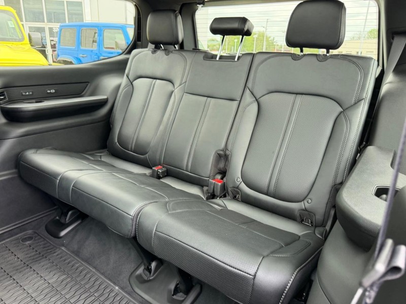 Jeep Grand Wagoneer Vehicle Full-screen Gallery Image 9