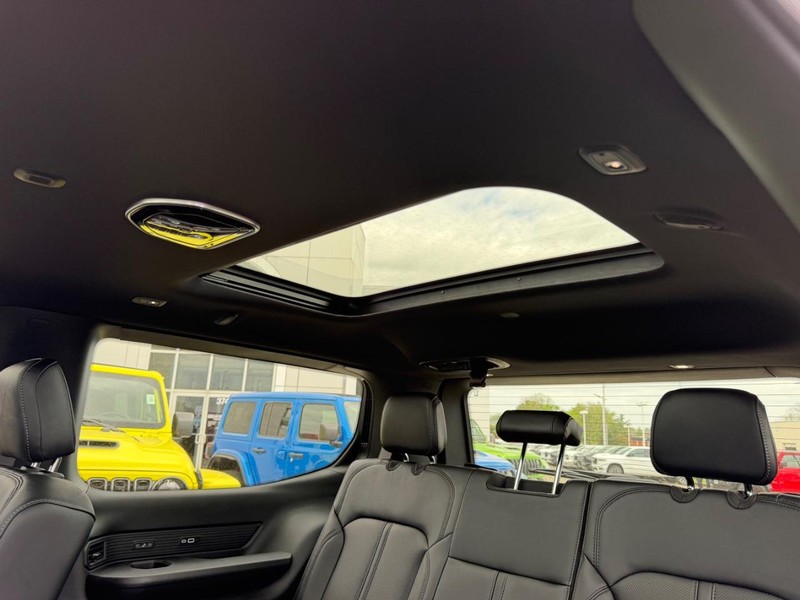 Jeep Grand Wagoneer Vehicle Full-screen Gallery Image 10