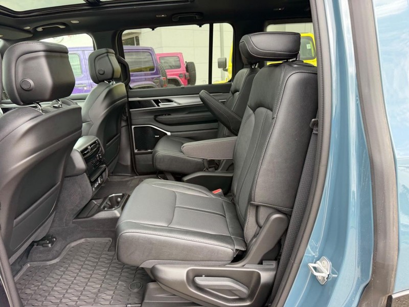 Jeep Grand Wagoneer Vehicle Full-screen Gallery Image 11