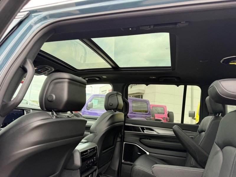 Jeep Grand Wagoneer Vehicle Full-screen Gallery Image 12