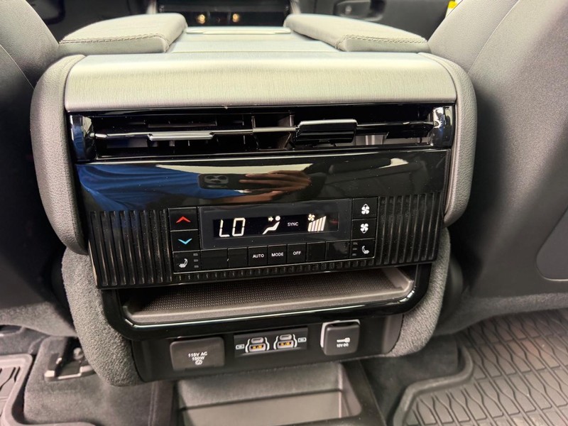 Jeep Grand Wagoneer Vehicle Full-screen Gallery Image 13