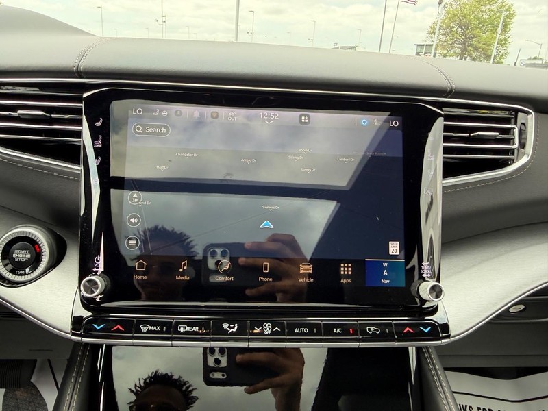 Jeep Grand Wagoneer Vehicle Full-screen Gallery Image 18