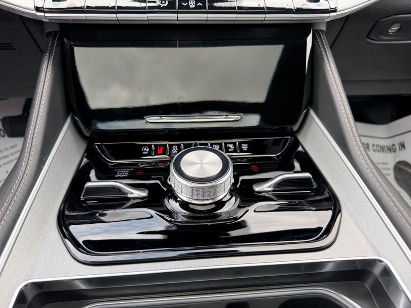 Jeep Grand Wagoneer Vehicle Full-screen Gallery Image 19