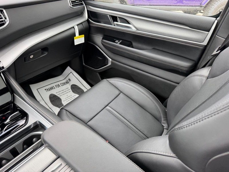 Jeep Grand Wagoneer Vehicle Full-screen Gallery Image 20