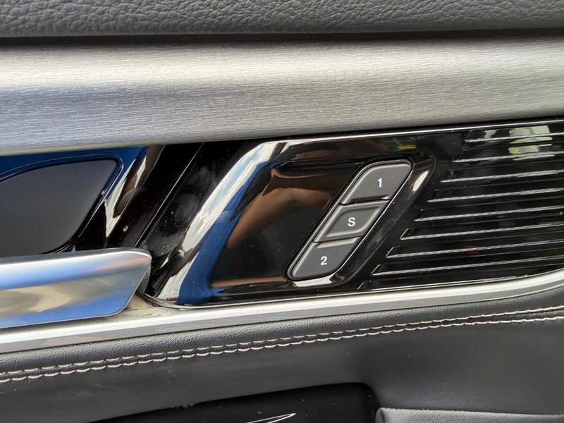 Jeep Grand Wagoneer Vehicle Full-screen Gallery Image 22