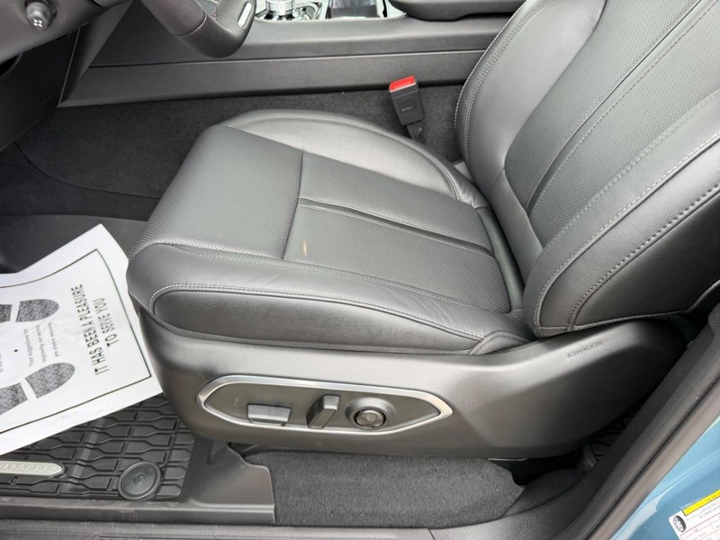 Jeep Grand Wagoneer Vehicle Full-screen Gallery Image 23