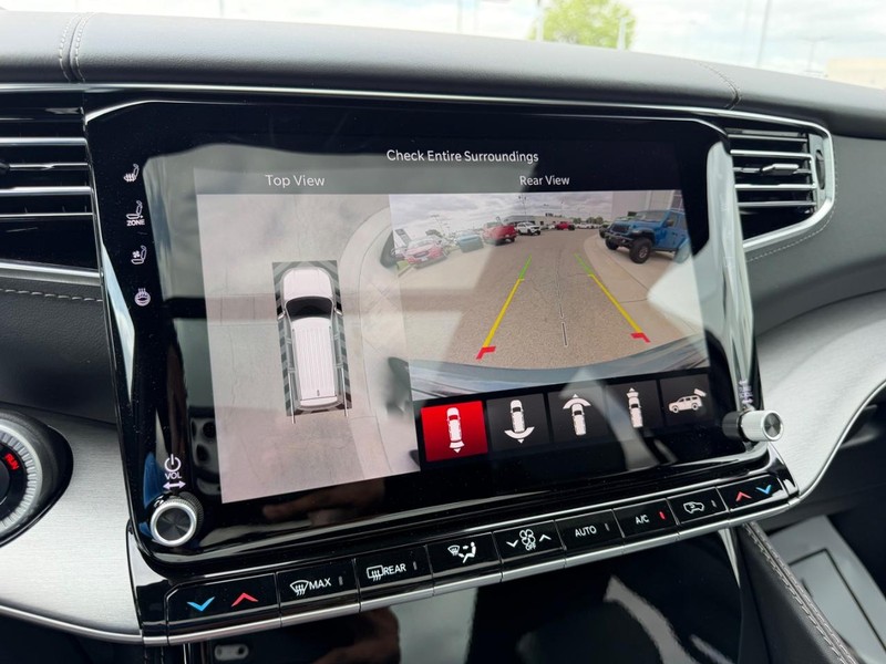 Jeep Grand Wagoneer Vehicle Full-screen Gallery Image 25