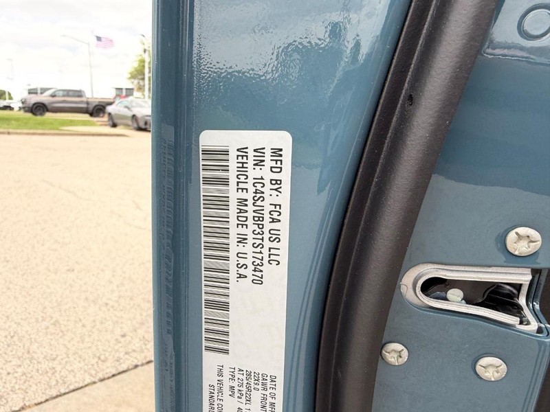 Jeep Grand Wagoneer Vehicle Full-screen Gallery Image 26