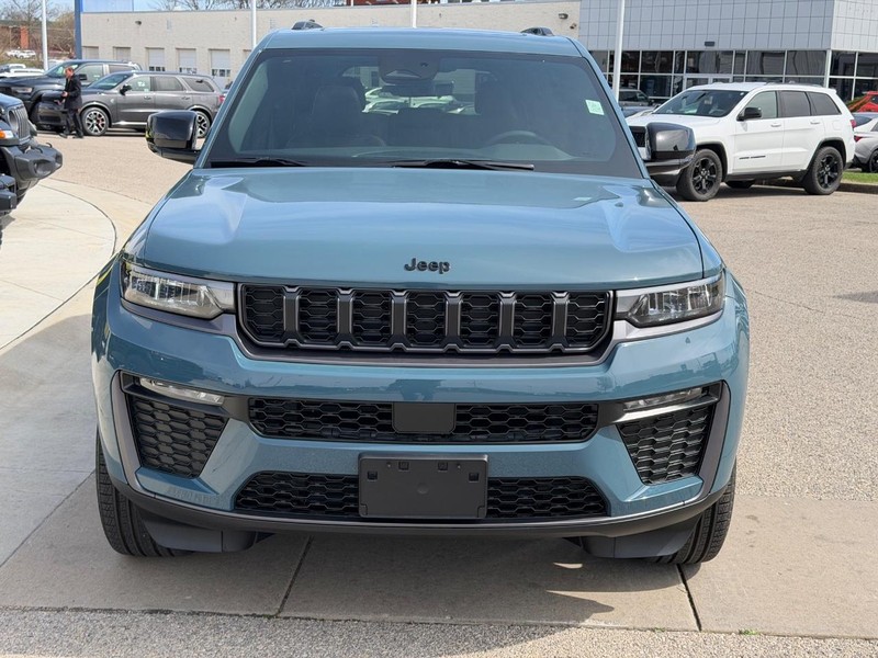 Jeep Grand Cherokee Vehicle Full-screen Gallery Image 2