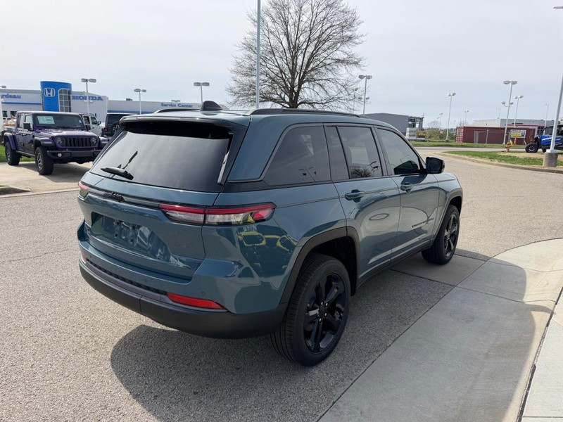 Jeep Grand Cherokee Vehicle Full-screen Gallery Image 4