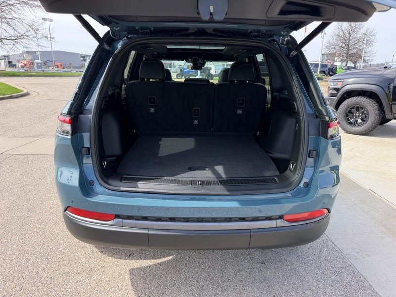 Jeep Grand Cherokee Vehicle Full-screen Gallery Image 6