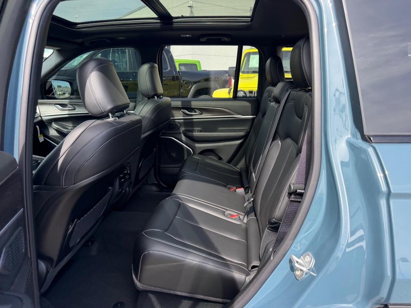 Jeep Grand Cherokee Vehicle Full-screen Gallery Image 9