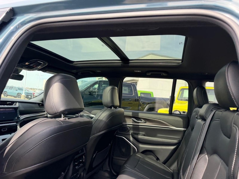 Jeep Grand Cherokee Vehicle Full-screen Gallery Image 10