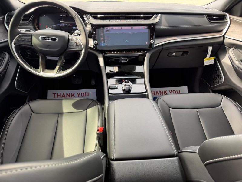 Jeep Grand Cherokee Vehicle Full-screen Gallery Image 11