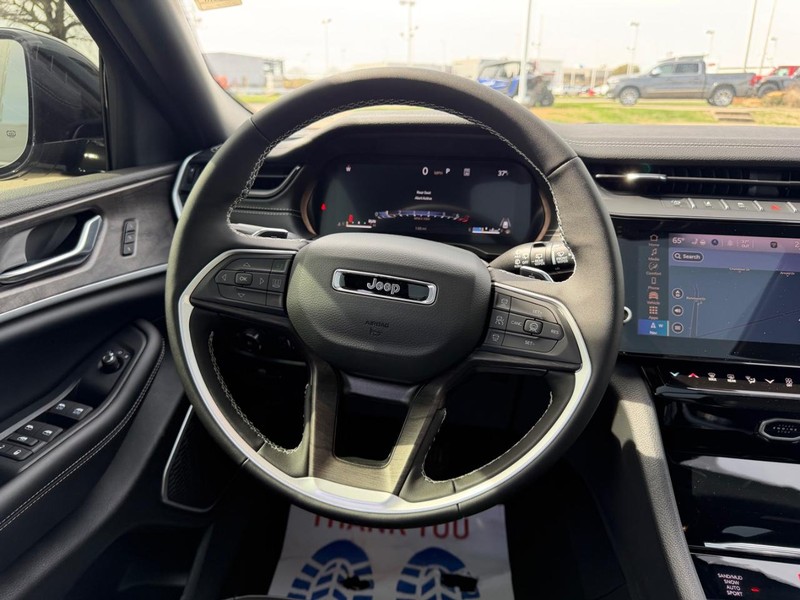 Jeep Grand Cherokee Vehicle Full-screen Gallery Image 12