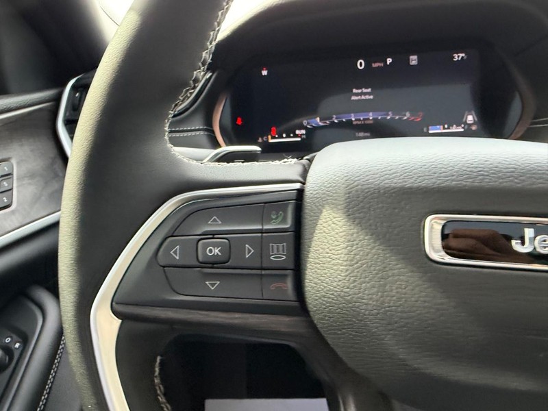 Jeep Grand Cherokee Vehicle Full-screen Gallery Image 13