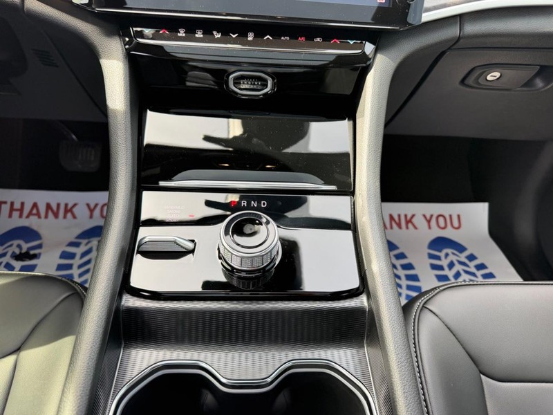 Jeep Grand Cherokee Vehicle Full-screen Gallery Image 17