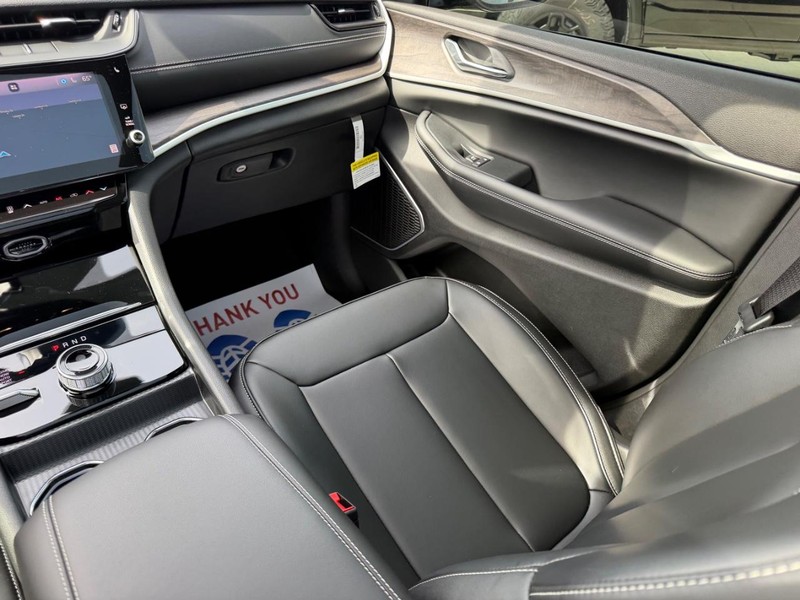 Jeep Grand Cherokee Vehicle Full-screen Gallery Image 18