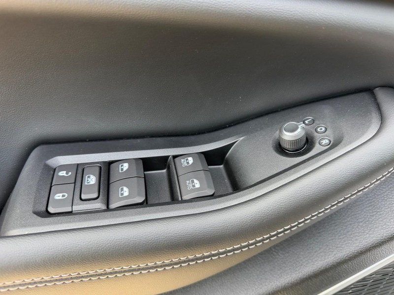 Jeep Grand Cherokee Vehicle Full-screen Gallery Image 19