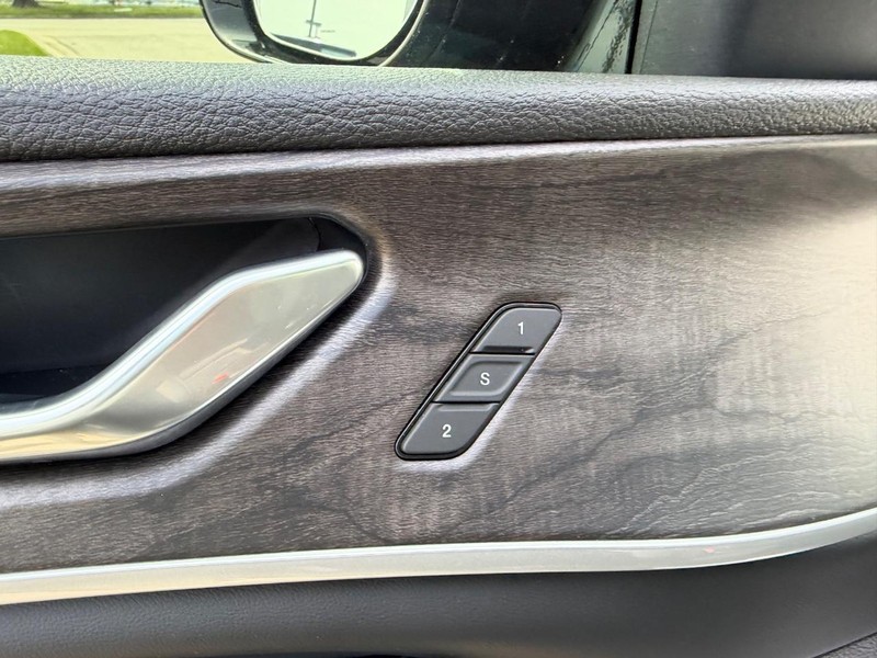 Jeep Grand Cherokee Vehicle Full-screen Gallery Image 20