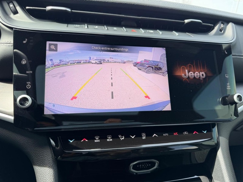 Jeep Grand Cherokee Vehicle Full-screen Gallery Image 23