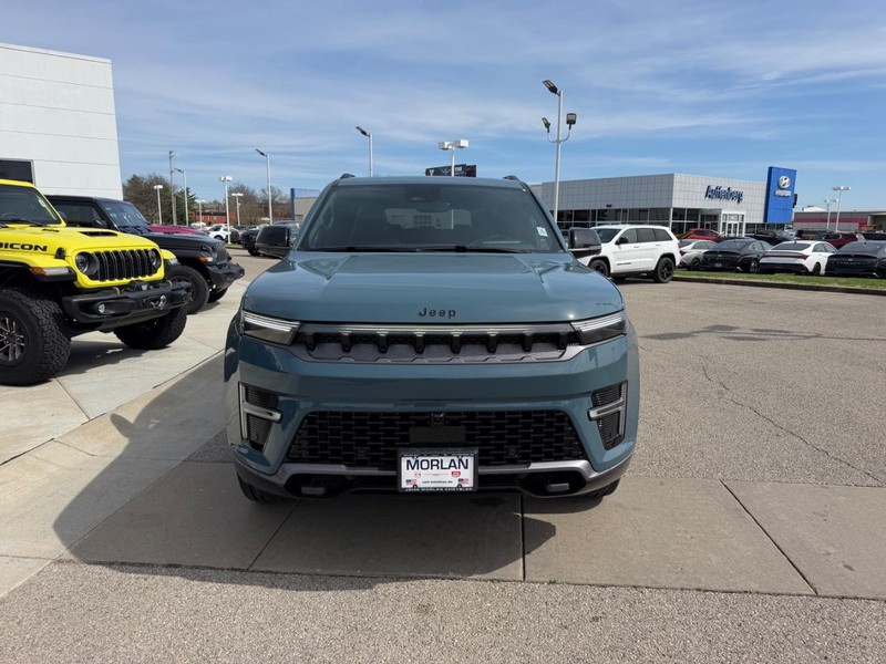 Jeep Grand Wagoneer Vehicle Full-screen Gallery Image 2