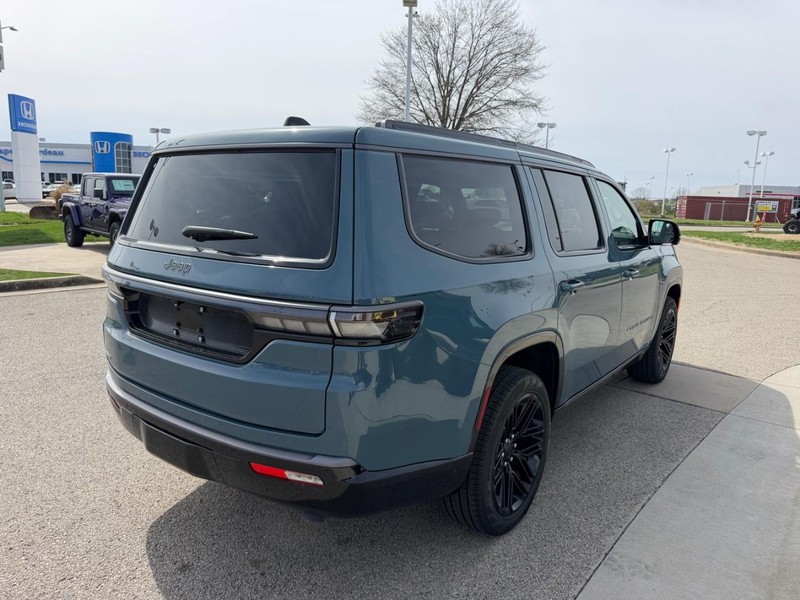 Jeep Grand Wagoneer Vehicle Full-screen Gallery Image 4