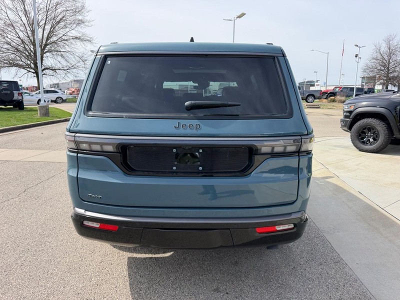 Jeep Grand Wagoneer Vehicle Full-screen Gallery Image 5