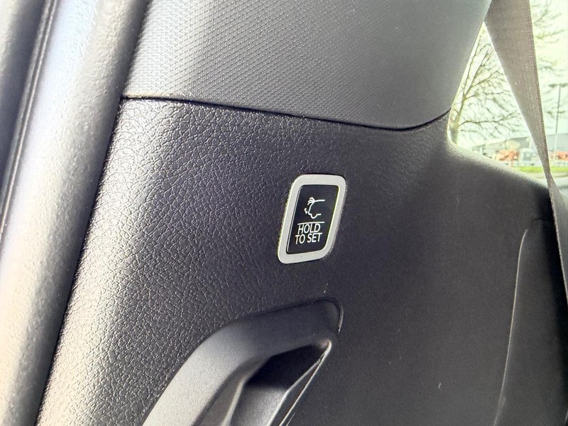 Jeep Grand Wagoneer Vehicle Full-screen Gallery Image 7