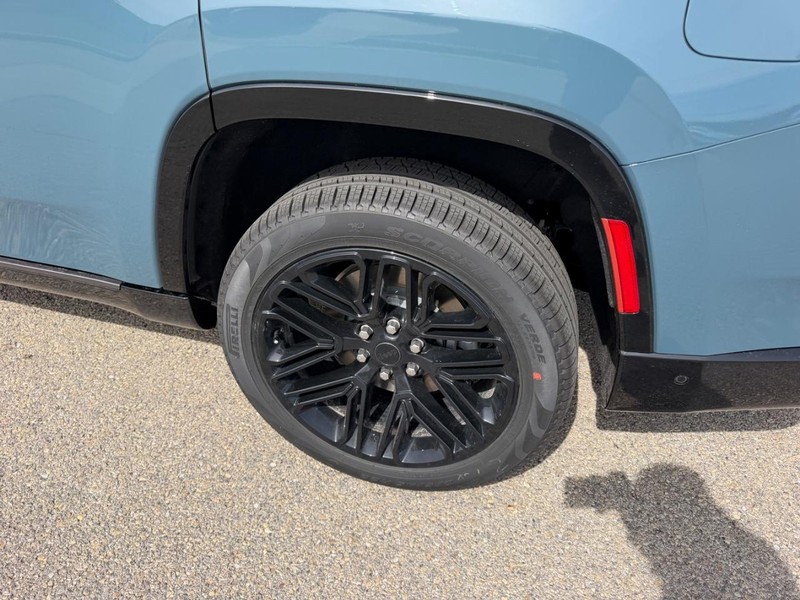 Jeep Grand Wagoneer Vehicle Full-screen Gallery Image 8