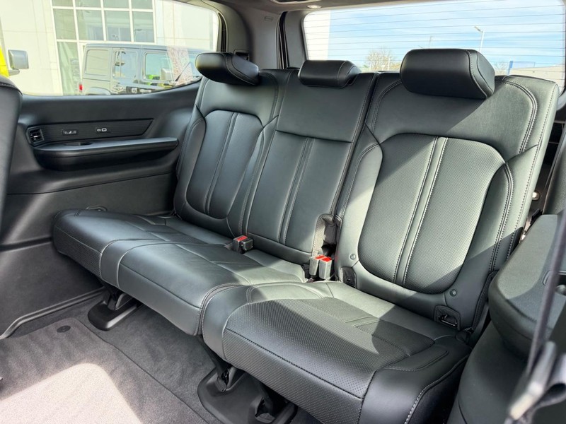 Jeep Grand Wagoneer Vehicle Full-screen Gallery Image 9