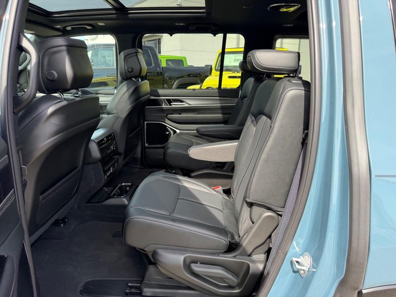 Jeep Grand Wagoneer Vehicle Full-screen Gallery Image 10