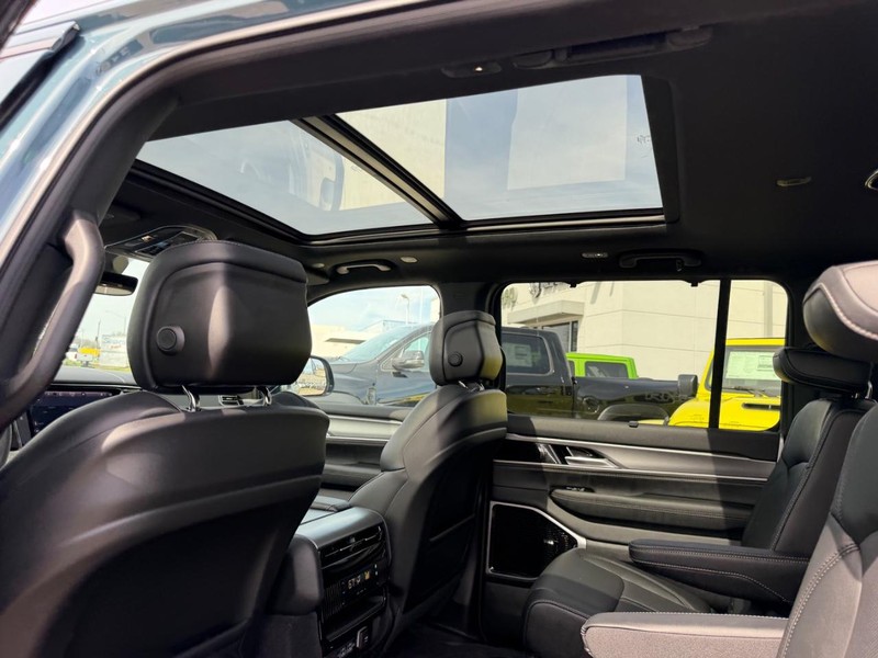 Jeep Grand Wagoneer Vehicle Full-screen Gallery Image 11