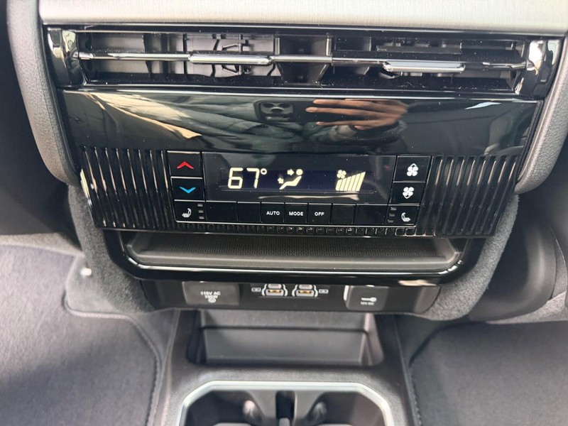 Jeep Grand Wagoneer Vehicle Full-screen Gallery Image 12