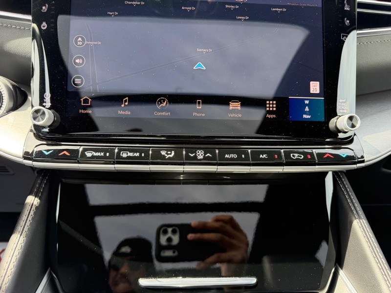 Jeep Grand Wagoneer Vehicle Full-screen Gallery Image 18